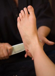 Want To Take Care Of The Legs In Your Busy Schedule? Simple Beauty Tips To Have Great Looking Legs!