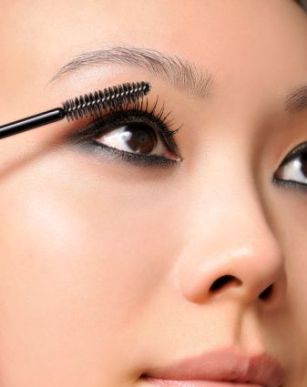 applying-eye-makeup-tips